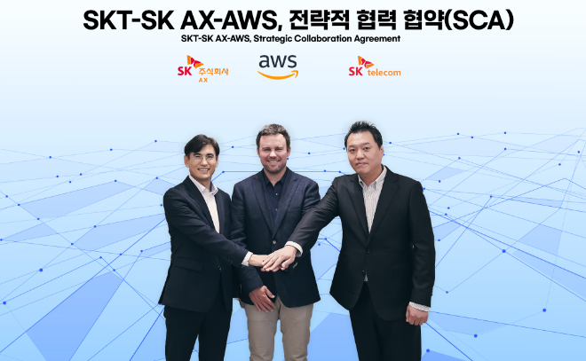 SK텔레콤과 SK AX는 아마존웹서비스(AWS)와 전략적 협력 협약(Strategic Collaboration Agreement∙SCA)을 체결하고, AI 클라우드 시장을 공략에 본격 나선다고 27일 밝혔다. (왼쪽부터) 신장수 SK AX Cloud 부문장, 크리스 케이시(Chris Casey) AWS 아시아태평양 및 일본(APJ) 파트너쉽 총괄, 허민회 SKT AI Cloud 담당. ⓒ SK텔레콤