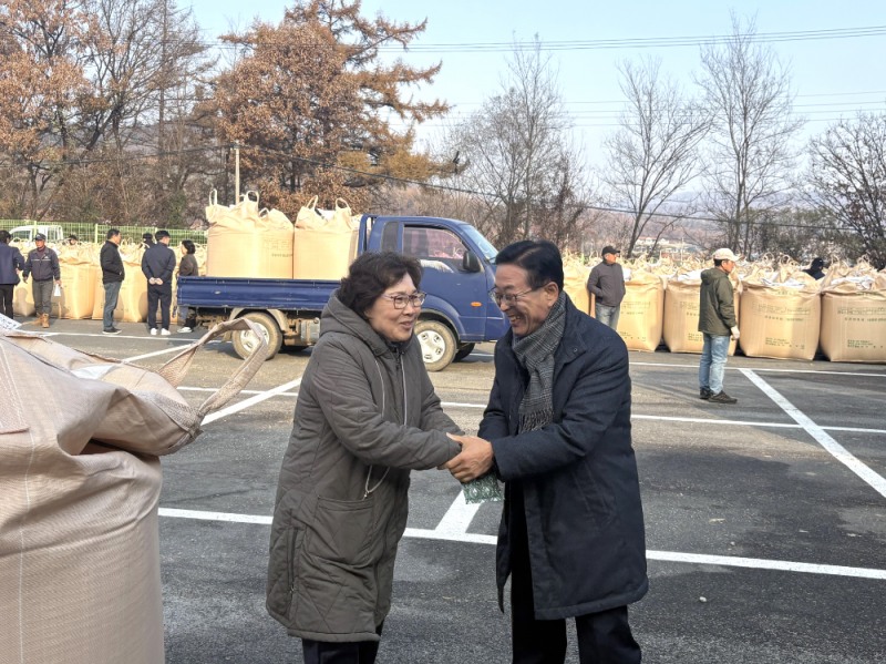 이차영 전 괴산군수, 괴산 공공비축미 검사 현장 방문…농업인 격려