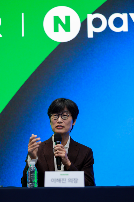 오는 27일 경기도 성남시에 위치한 네이버 1784에서 열린 3사 공동 기자간담회에서 이해진 네이버 이사회 의장이 기자들의 질의에 답변하고 있다. / 사진 제공 = NAVER
