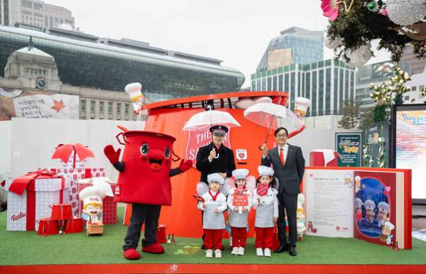 이경우 휘슬러코리아 대표(사진 맨 오른쪽)와 김병윤 한국 구세군 사령관(사진 왼쪽)이 27일 서울 중구 서울광장에서 열린 '2025 휘슬러 X 구세군 사랑의 레시피 팟 자선냄비 전달식'에서 어린이들과 함께 기념촬영을 하고 있다.