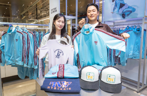 27일 오전, 서울 영등포구에 위치한 더현대 서울 지하 2층 피어(PEER) 매장의 '투·니들스', '투·히스테릭 글래머' 팝업스토어에서 직원들이 상품을 소개하고 있다. / 사진 = 현대백화점