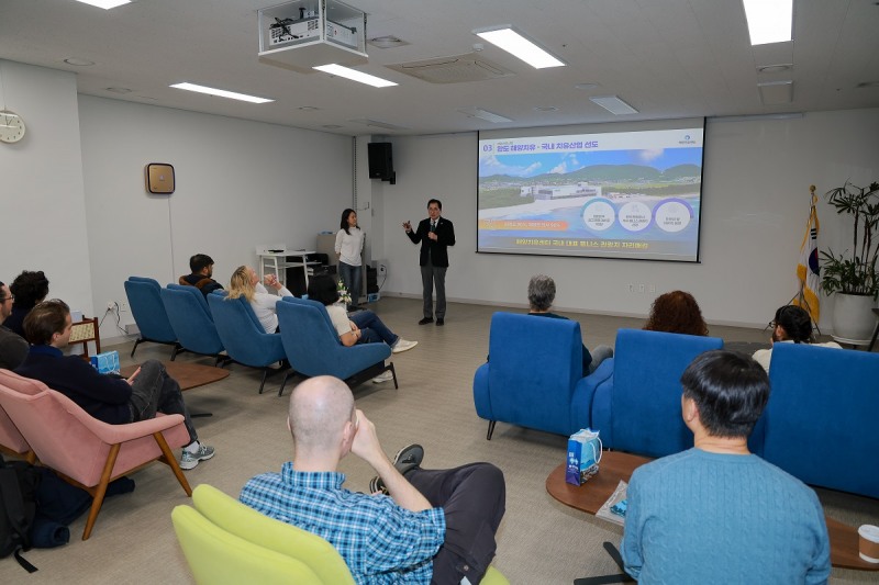 씨위드링크 관계자 완도군 방문, 신우철 완도군수와 간담회 (사진제공=완도군)