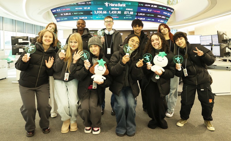 하나은행은 지난 26일 전 세계 36개국 총 100여 명의 청소년을 초청해 '글로벌 금융체험 프로그램'을 실시했다. 이날 초청된 해외 청소년들이 하나은행 을지로 본점 4층 국내 최대 규모의 딜링룸 '하나 인피니티 서울(Hana Infinity Seoul)'에서 기념 촬영을 하고 있다. ⓒ 하나은행