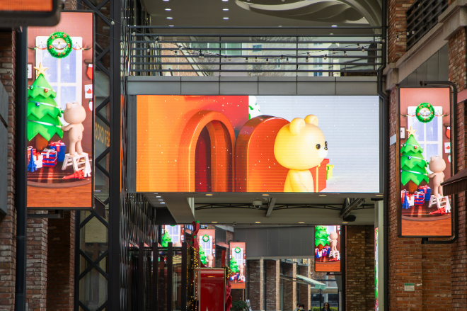 호반프라퍼티가 신구대학교와 협업해 제작한 크리스마스 영상이 아브뉴프랑 판교 디지털 사이니지를 통해 선보이고 있다. / 사진 = 호반그룹