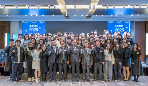 지난 27일 서울 웨스틴조선호텔에서 열린 대상문화재단 장학생 학술제 송년의 밤 행사에서 관계자들이 기념사진을 촬영하고 있다. / 사진 = 대상그룹