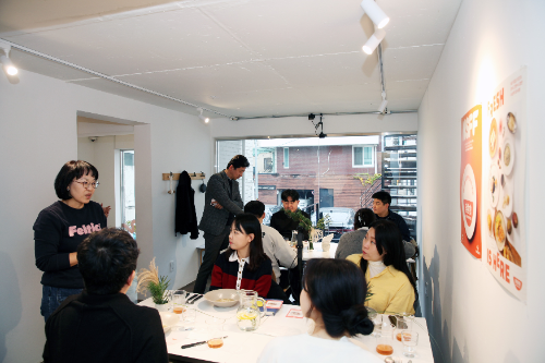 NS푸드페스타 미식회에서 NS홈쇼핑 관계자와 하림그룹 MD, 상품개발 담당들이 참석해 수상작의 상품화를 위한 의견을 나누고 있다. / 사진 = NS홈쇼핑