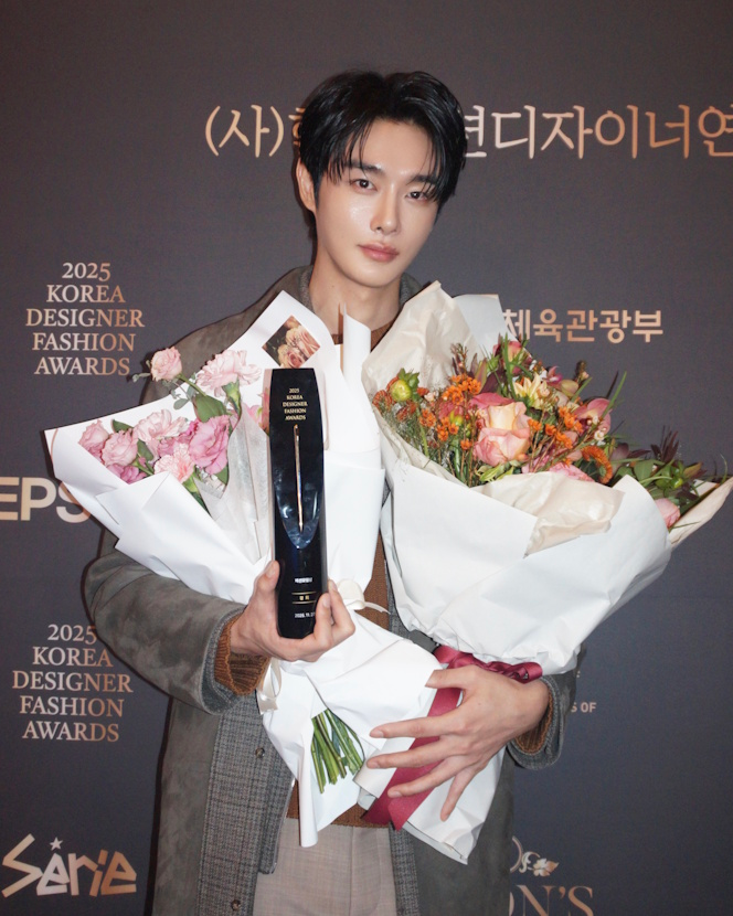 강희, 2025 한국디자이너패션어워즈 패션모델상 수상…트렌드 아이콘으로 자리매김