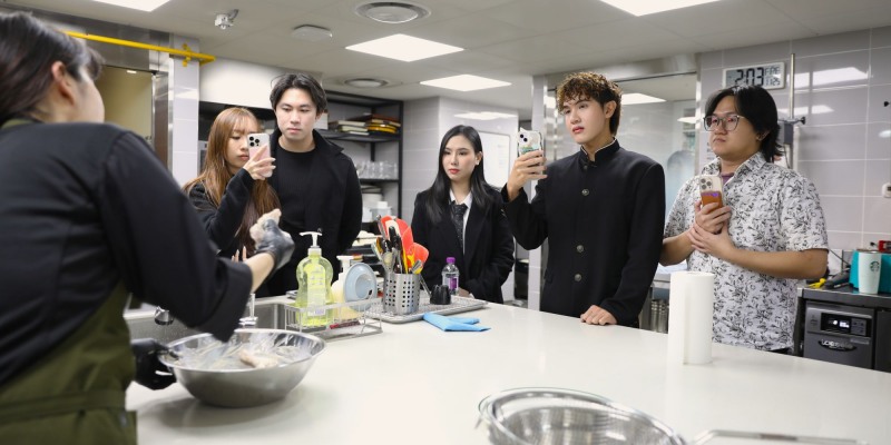 다이닝브랜즈그룹 R&D센터에서 해외 고객들이 뿌링클 시연을 구경하고 있다.