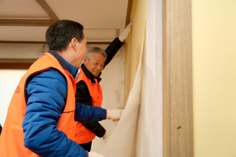 <삼천리 전영택 사장이 ‘제17회 도시가스 업계 봉사의 날’을 맞아 안양의 집 생활관 벽지를 도배하고 있다>