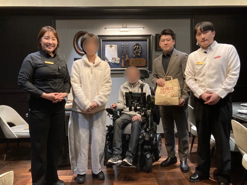 아웃백 11월 ‘러브백 캠페인’에 동참한 코엑스스타필드점 김상경 점주, 이준호 팀장, 주동혁 매니저가 기념 사진을 촬영을 진행하고 있다.