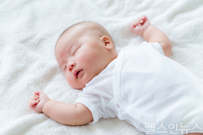 신생아가 울어도 눈물과 땀이 잘 보이지 않는 현상은 대부분 정상적인 발달 과정이다. (이미지 제공=클립아트코리아)