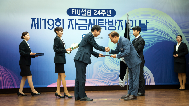 카카오뱅크가 28일 서울 중구 전국은행연합회에서 열린 '제19회 자금세탁방지의 날' 기념식에서 자금세탁방지 우수 기관으로 선정되어 대통령 표창을 수상했다. 사진은 카카오뱅크 윤호영 대표이사(오른쪽)가 이억원 금융위원장(가운데)과 기념 촬영을 하는 모습. / 사진 = 카카오뱅크