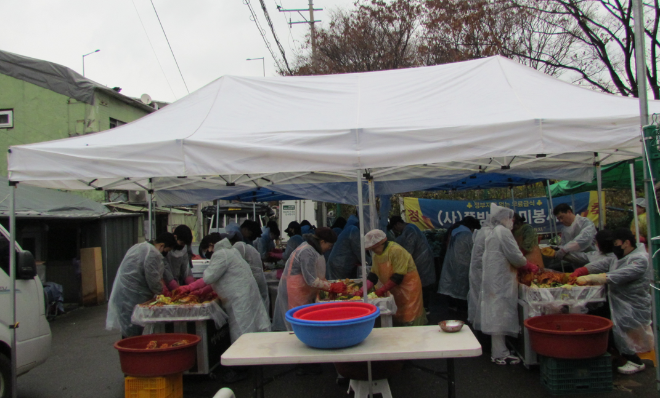 지난 27일, HR그룹(주) 임직원들과 소속 쿠팡택배(퀵플렉스) 기사들이 영등포 쪽방촌에서 어르신들을 위한 김장을 정성껏 담그고 있다. / 사진=HR그룹(주) 미디어팀 제공