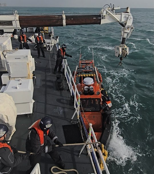 응급환자를 이송하고 있는 목포해경. ⓒ목포해양경찰