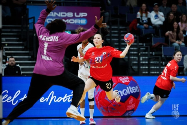 앙골라와 경기에서 슛을 시도하는 전지연 / 사진=IHF 인터넷 홈페이지 사진. 연합뉴스