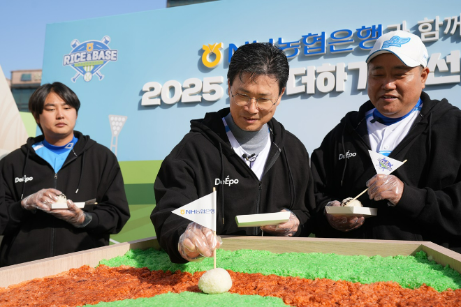 (왼쪽부터) 정철원 선수(롯데), 강태영 NH농협은행 은행장, 양준혁 이사가 희망더하기 자선야구대회에서 '농심천심 운동' 일환으로 우리쌀을 홍보하고 있다. ⓒ농협은행