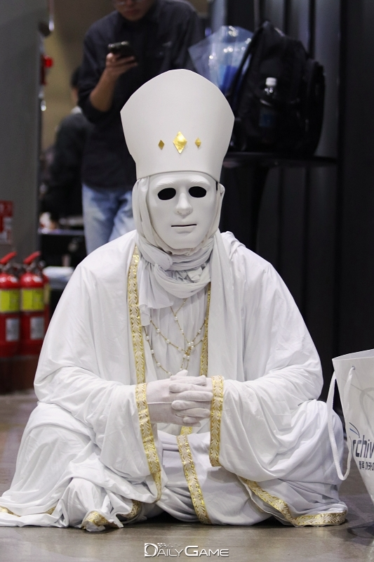 묵묵히 행사장을 지켜보는 무명사제. 어떤 음모를 꾸미고 있을까.