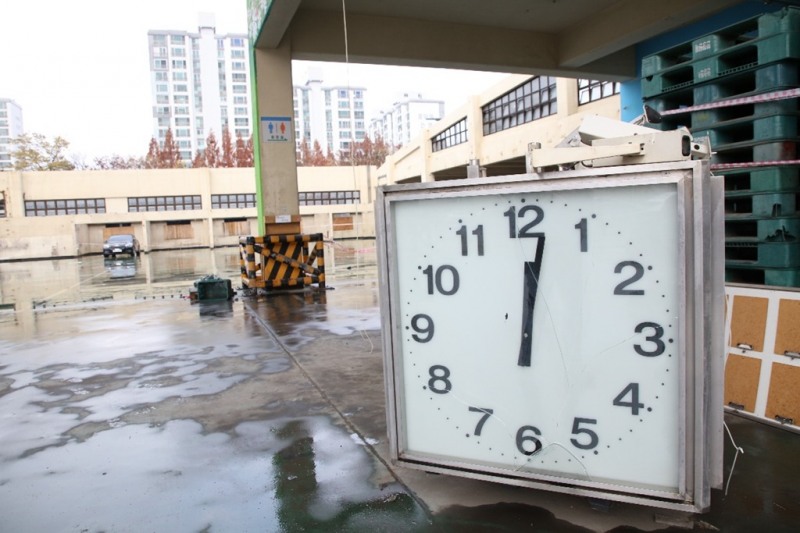 농수산물도매시장 사고 이후멈춘 시계 (안양시 제공)