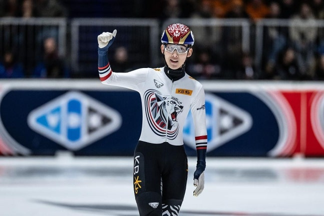 세리머니 펼치는 김길리(왼쪽) / 사진=ISU 홈페이지 캡처. 연합뉴스