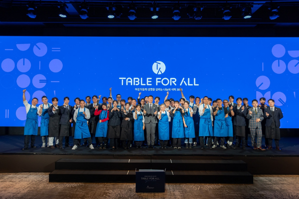 ‘테이블 포 올 2025 채리티 디너’에 참여한 셰프·소믈리에와 행사 사회를 맡은 방송인 주영훈이 기념 촬영을 하고 있다.