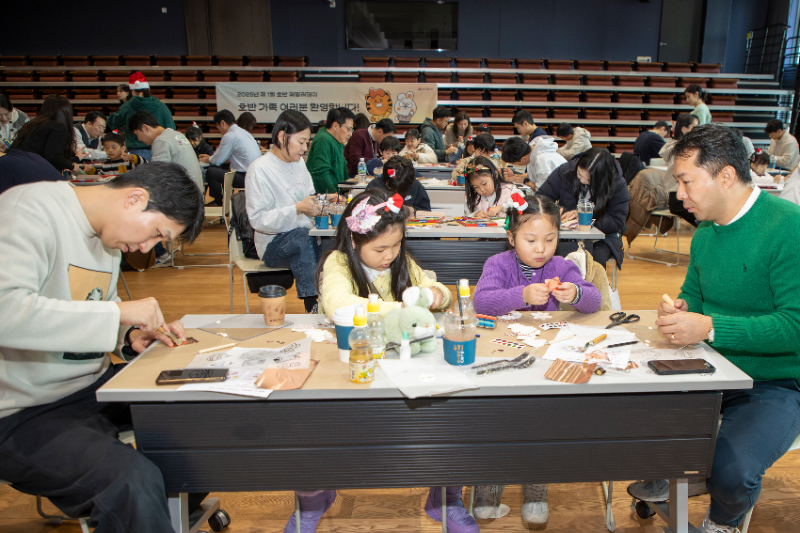 2025 호반 패밀리데이 행사 중 크리스마스 트리 장식품 제작 활동사진./호반그룹