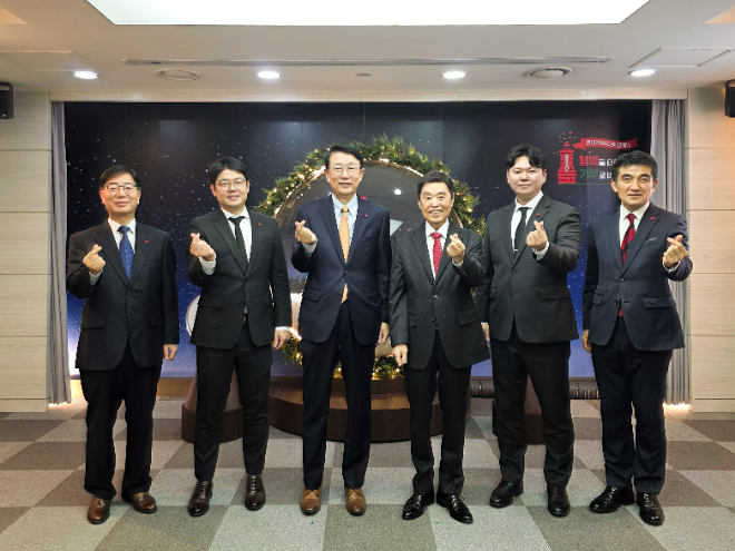 1일 서울시 중구 사회복지공동모금회에서 개최된 연말 이웃사랑성금 전달식에서 참석자들이 기념 촬영을 하고 있다. ⓒ삼성전자