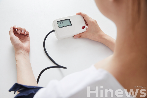 겨울철에는 혈관 수축으로 혈압이 더욱 쉽게 상승해, 고혈압 환자와 중장년층은 정기적인 혈압 확인과 생활 습관 관리가 필수적이다. (사진 제공=클립아트코리아)