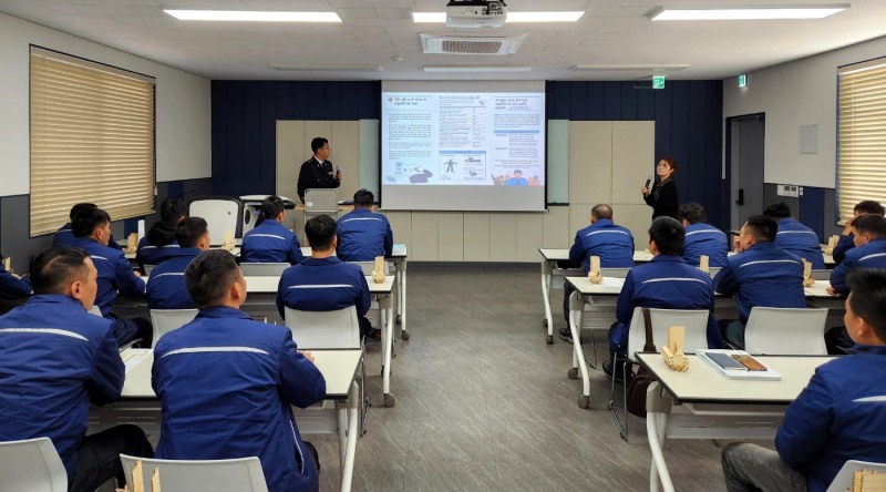HD현대삼호 외국인 근로자 해양안전 교육 (사진제공=서해지방해양경찰)