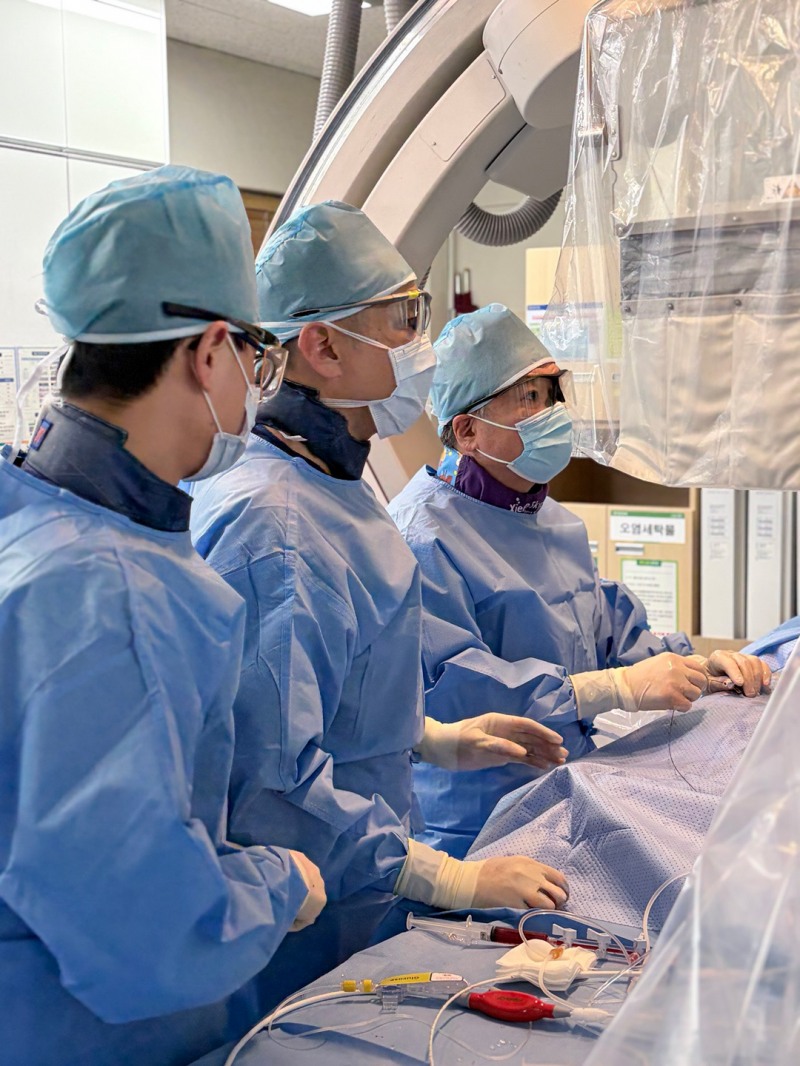 전남대학교병원 순환기내과 중재시술팀(사진 오른쪽부터 안영근·김민철·임용환 교수)이 급성심근경색에 심장성 쇼크가 발생한 환자에게 임펠라 시술을 시행하고 있다. (사진제공=전남대학교병원)