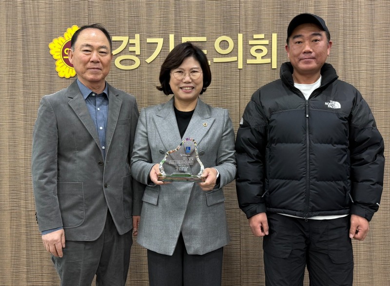 이애형 경기도의원,수원시 농수산물도매시장에서 감사패 수여 (경기도의회 제공)