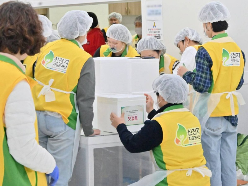 지난 29일 제 1회 수료기념 특별봉사 ‘첫걸음’에 참여한 수료생이 김장김치가 담긴 박스를 포장하고 있다. (신천지 바돌로매지파 영등포교회 제공)