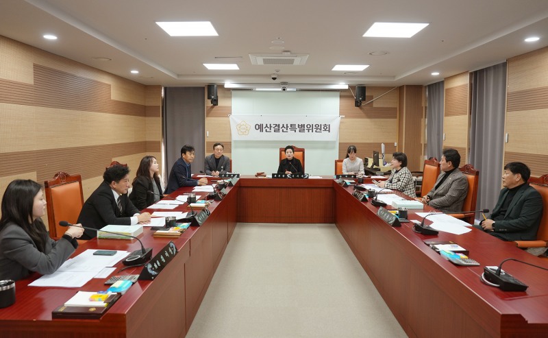 아산시의회 예결위, 2025년 제3회 추경예산안 심사 모습 (아산시의회 제공)