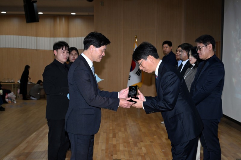 풀무원샘물, 밀양시 지역사회 공헌 공로로 ‘밀양시 우수기업 표창장’ 수상
