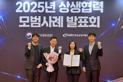 황자영 롯데웰푸드 컴플라이언스 부문장(가운데 오른쪽)과 롯데웰푸드 준법경영팀 관계자들이 ‘공정거래협약 이행평가 최우수 기업’ 표창을 수상했다. / 사진 = 롯데웰푸드