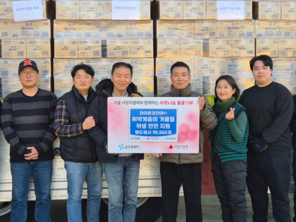 안산 푸드뱅크 김민호센터장 및 염승빈 팀장을 비롯 각 지역 푸드뱅크 담당자들이 전달된 기부물품을 배경으로 기념사진을 촬영하고 있다. (사진=글로벌쉐어)