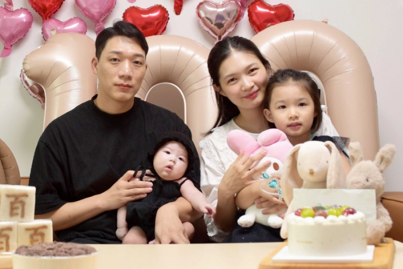 7월 육아동행지원금을 받은 정호진 한화갤러리아 과장(왼쪽) 가족