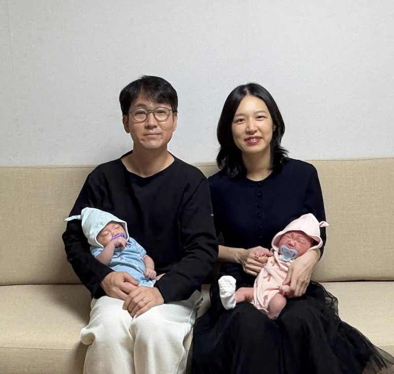 최지언 한화호텔앤드리조트 설악사업본부 과장(왼쪽) 가족10월 쌍둥이 출산으로 2000만원의 육아동행지원금 혜택을 받았다.