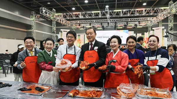 식품명인체험홍보관 ‘2025 대한민국 김장대축제’에서 명인과 함께하는 체험 프로그램 진행
