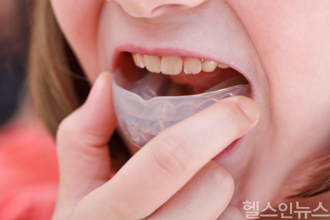 교정 중 음식 선택과 관리 습관은 치료 속도와 결과를 좌우한다. (이미지 제공=클립아트코리아)