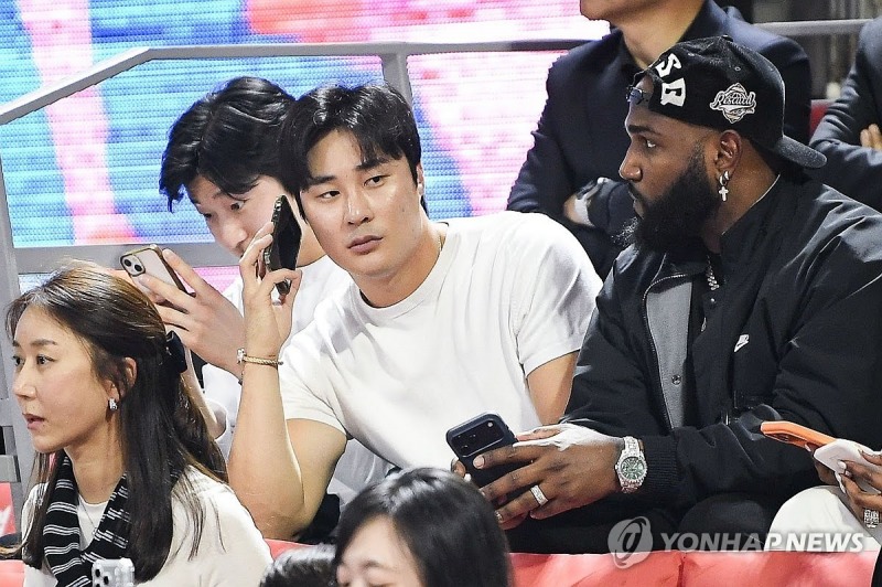 무슨 전화일까? 김하성이 농구 경기를 구경하고 있다.