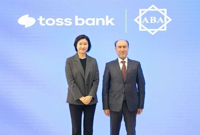 지난달 28일 서울 강남구 토스뱅크 본사에서이은미 토스뱅크 대표(왼쪽)가 자키르 누리예프 아제르바이잔 은행협 회장과 기념 촬영을 하고 있다. ⓒ토스뱅크