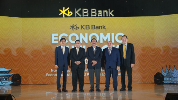 지난 27일 인도네시아 자카르타에서 열린 ‘KB Bank Economic Outlook 2026’포럼에 참여한 관계자들이 기념촬영을 하고 있다.
