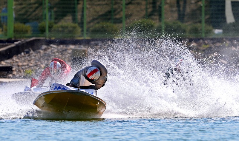 미사경정장에서 출전 선수들이 턴마크를 돌며 경합을 펼치고 있다