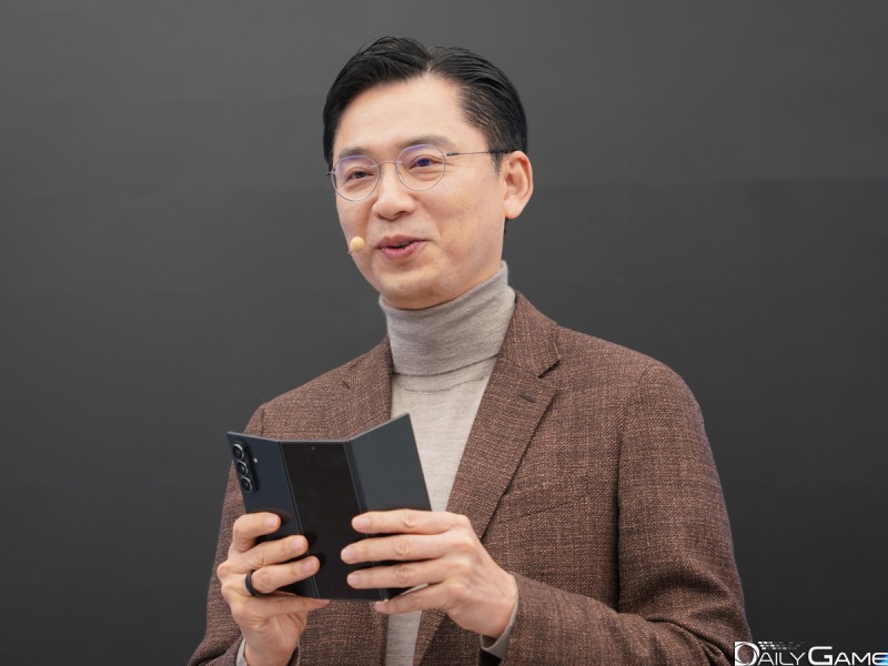 임성택 부사장이 포켓에서 '갤럭시 Z 트라이폴드'를 꺼내 펼쳐보였다.