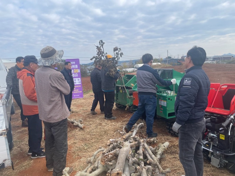 지난 11월 19일, 압해읍 무화과 포장 35마력 파쇄기 현장 시연 (사진제공=신안군)