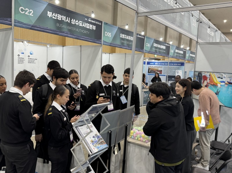 2025 대한민국 해양모빌리티·안전 엑스포 진도국민해양안전관 홍보 부스를 찾은 국내·외 해양 관련 참가자들이 해양안전 프로그램에 관심을 보이고 있다. (사진제공=진도국민해양안전관)