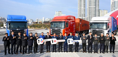 2일 울산시 태화강 국가정원에서 열린 '수소전기 트랙터 화물운송 실증 차량 인도식'에서 김두겸 울산광역시장(왼쪽에서 아홉 번째)을 비롯한 행사 참가자들이 기념사진을 찍고 있다. / 사진 = CJ대한통운