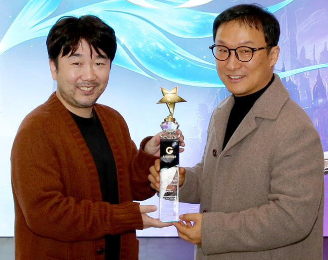 김남준 아이온2 개발PD(왼쪽)와 한국게임미디어협회 이택수 회장. 사진 제공 : 엔씨소프트
