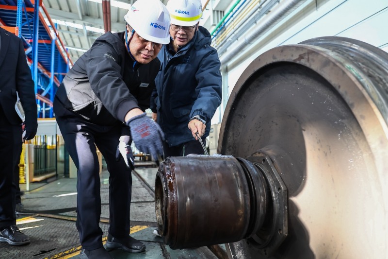 정정래 코레일 사장직무대행(사진 가운데)이 지난 1일 경기도 고양의 KTX 차량기지를 찾아 동절기에 대비해 KTX 베어링 등 주요 부품을 점검하고 있다./코레일