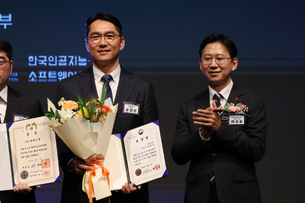 윤현준 잡코리아 대표이사(왼쪽)가 소프트웨어 산업발전 유공 포상 장관 표창을 수상한 뒤 배경훈 부총리 겸 과학기술정보통신부 장관과 함께 기념 촬영을 하고 있다. ⓒ잡코리아